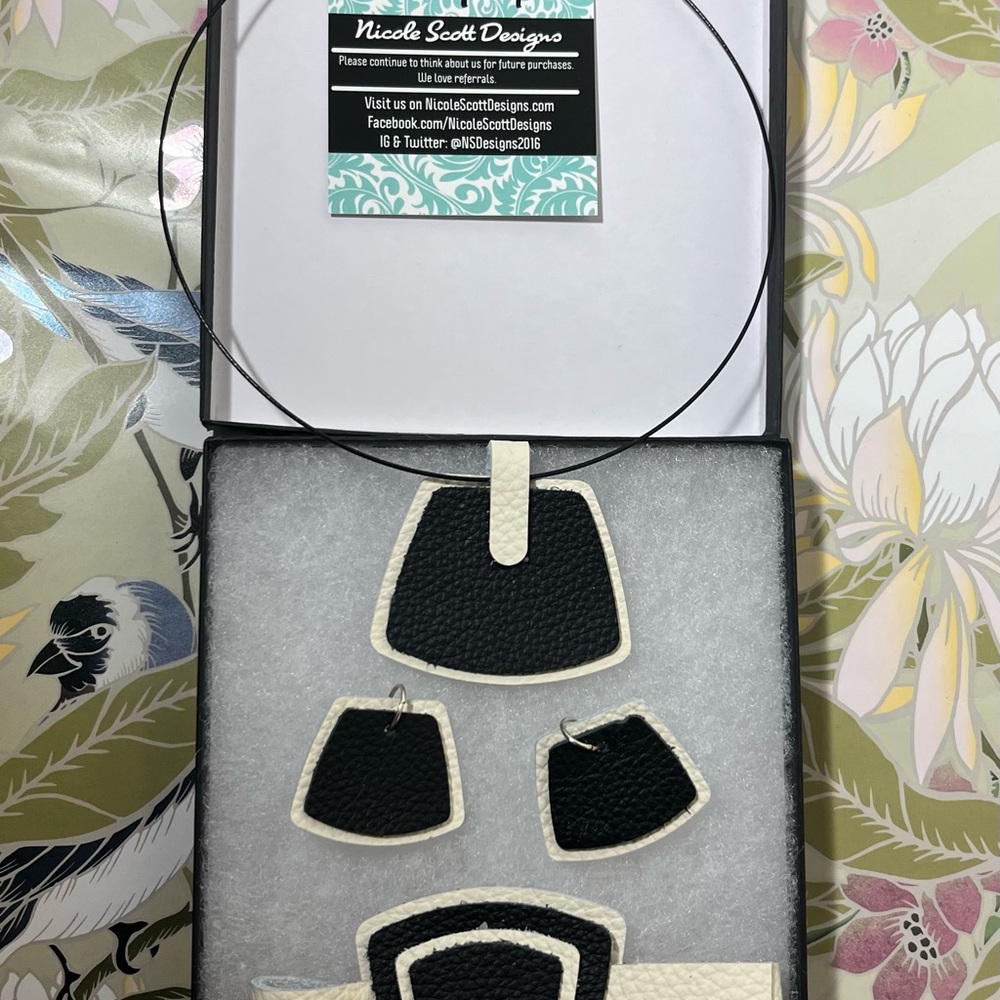 Black and White Necklace Set